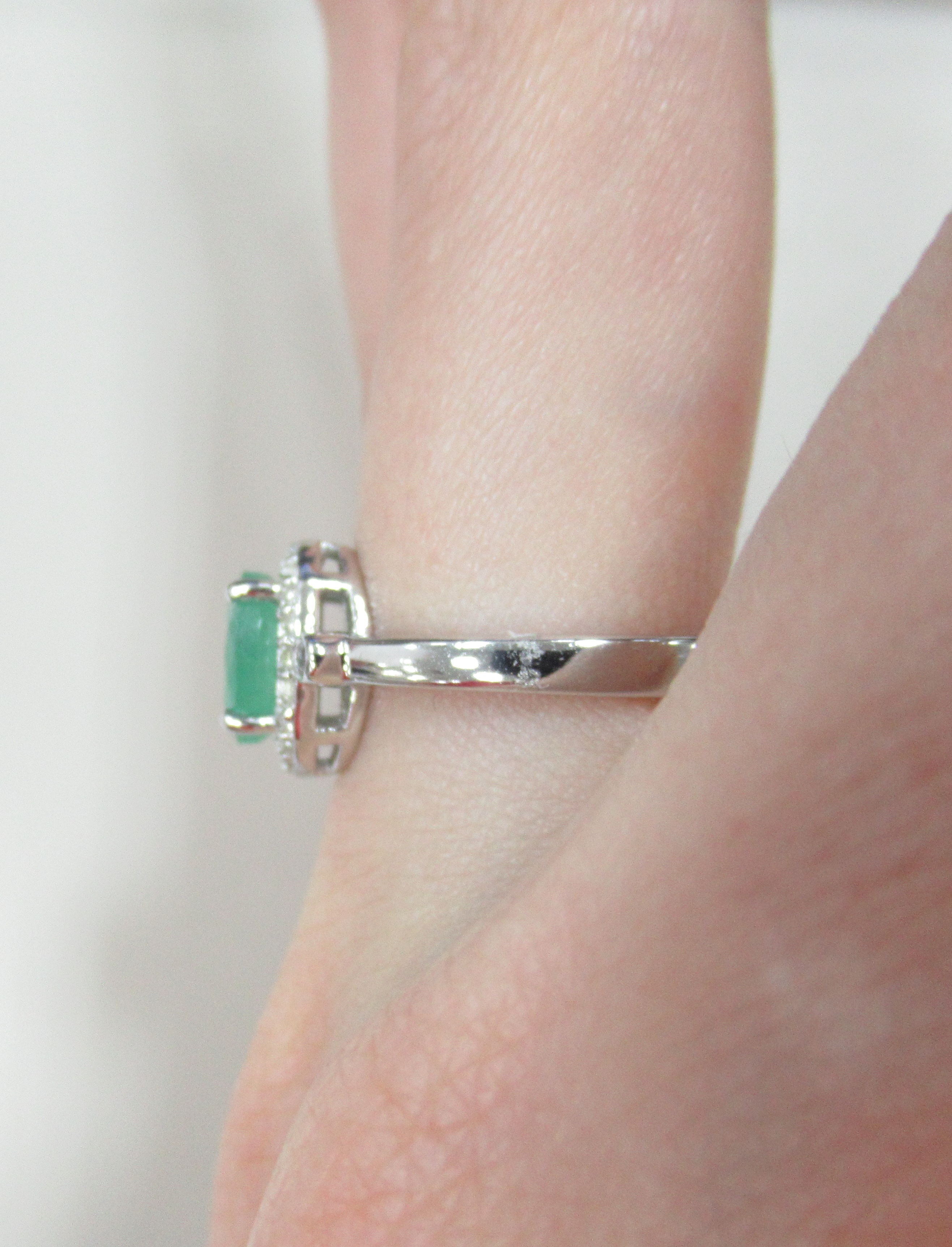 Серебряное кольцо с изумрудом